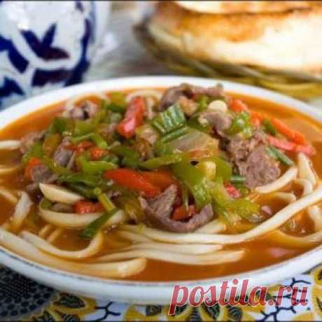 Вкуснейший суп «Лагман» Лагман – это блюдо, которое можно встретить не только в узбекской кухне. Сейчас его запекают, варят, тушат. Но мы познакомим вас с классическим вариантом приготовления этого блюда. Лагман – это два в одном, и первое и второе. Он очень полезен и безумно вкусный.