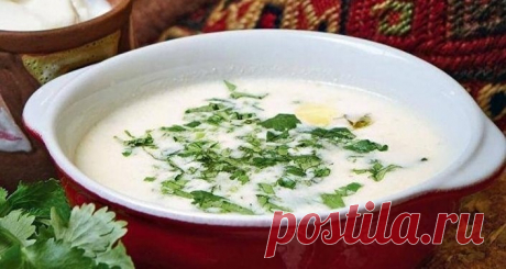 Բարեկենդանին թույլատրվում էր առատ ուտելիք, կերուխում։ Որոշ տեղերում փորը ձավարով ու զանազանհամեմունքներով լցոնած և թոնիրում ամբողջովին խորոված ոչխարին կամ տվյալվայրում առավել սիրված կերակրատեսակներին: Պարտադիր ճաշատեսակը խաշիլն էր,որով սկսվում էր տոնը և երկու շաբաթ պատրաստվում բոլոր տներում: Տանտիկիններնիրենց պահած մթերքներով շռայլորեն հյուրասիրում էին ընտանիքի անդամներին ևհյուրերին:Վերջին օրը, երեկոյան, կաթնապուր ու մածում էին ուտում,վրայից` խաշածձու, ասելով.«բերաններս փակում ենք սպիտակ ձվով: