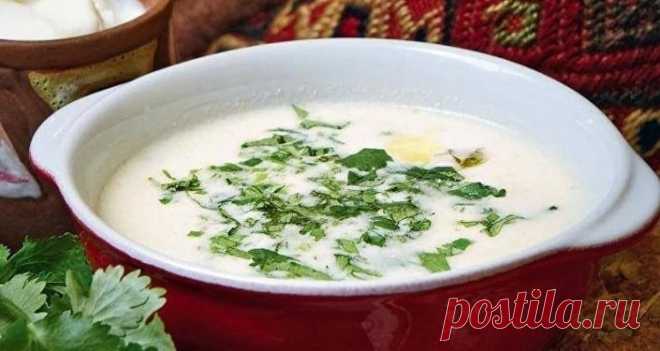 Բարեկենդանին թույլատրվում էր առատ ուտելիք, կերուխում։ Որոշ տեղերում փորը ձավարով ու զանազանհամեմունքներով լցոնած և թոնիրում ամբողջովին խորոված ոչխարին կամ տվյալվայրում առավել սիրված կերակրատեսակներին: Պարտադիր ճաշատեսակը խաշիլն էր,որով սկսվում էր տոնը և երկու շաբաթ պատրաստվում բոլոր տներում: Տանտիկիններնիրենց պահած մթերքներով շռայլորեն հյուրասիրում էին ընտանիքի անդամներին ևհյուրերին:Վերջին օրը, երեկոյան, կաթնապուր ու մածում էին ուտում,վրայից` խաշածձու, ասելով.«բերաններս փակում ենք սպիտակ ձվով: