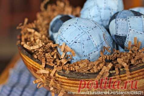 Пасхальное яйцо с декором из денима.