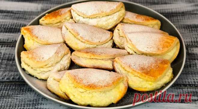 Сочни с творогом за 15 минут. Самый простой рецепт вкусной выпечки Сочни появились в гастрономической культуре нашей страны довольно давно. Назвать точную дату выпекания первых сочней нельзя. Есть предположение, что этот пирожок с творогом стали выпекать в средние века. Слово сочник произошло от названия раскатанного в пласт теста — сочня. Это хлебобулочное изделие остается актуальным спустя века. Особенно сочнями прониклись в СССР. Тогда сочни можно было […]