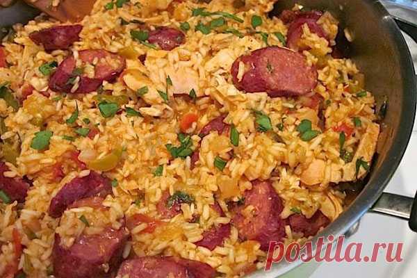 Джамбалайя - простое, вкусное и сытное блюдо американской кухни

Давайте приготовим это простое, вкусное и сытное блюдо американской кухни, на основе риса — джамбалайю. Рецептов приготовления джамбалайи — огромное количество, как и нашего борща. Блюдо демократичное, допускается замена одних ингредиентов другими. Неизменными ингредиентами джамбалайи остаются рис и томаты. Если вы любите такие простые рецепты для обеда или ужина, то этот рецепт для вас!