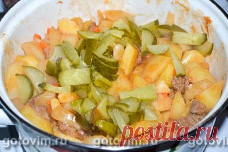 Тушеный картофель с мясом и солеными огурцами. Рецепт с фото / Готовим.РУ
