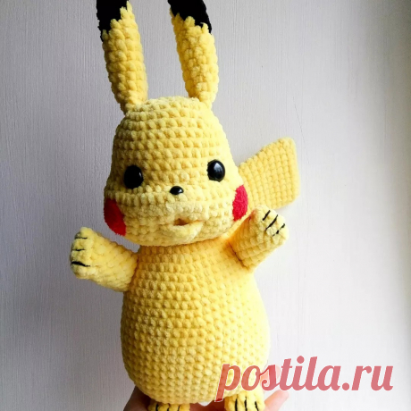 PDF Пикачу крючком. FREE crochet pattern; Аmigurumi toy patterns. Амигуруми схемы и описания на русском. Вязаные игрушки и поделки своими руками #amimore - плюшевый покемон Пикачу с покеболом, популярный персонаж аниме из плюшевой пряжи.