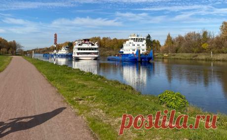 Теплоход сел на мель в канале им. Москвы. Теплоход «Константин Коротков» сел на мель в канале имени Москвы в Московской области. Об этом сообщили в пресс-службе МЧС России. Как уточняется, инцидент произошел в районе улицы Рябиновой в Жуковском. В результате судно получило пробоину. На борту находились 17 человек. Их эвакуировали. Для проведения аварийно-восстановительных работ к месту происшествия выдвинулся тягач с краном. Причины случившегося устанавливаются.