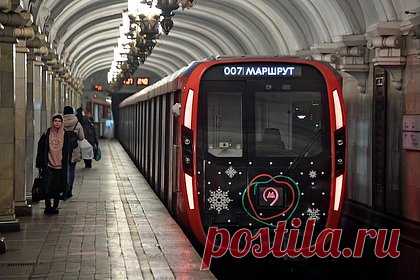 Пассажирка московского метро упала под поезд и выжила. Пассажирка московского метро попала под поезд на станции «Менделеевская» и выжила. Об этом сообщает РИА Новости со ссылкой на правоохранительные органы. Уточняется, что машинист поезда экстренно затормозил, увидев упавшую на рельсы девушку, однако скорость была слишком высокой, и поезд не успел остановиться.