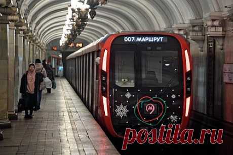 Пассажирка московского метро упала под поезд и выжила. Пассажирка московского метро попала под поезд на станции «Менделеевская» и выжила. Об этом сообщает РИА Новости со ссылкой на правоохранительные органы. Уточняется, что машинист поезда экстренно затормозил, увидев упавшую на рельсы девушку, однако скорость была слишком высокой, и поезд не успел остановиться.