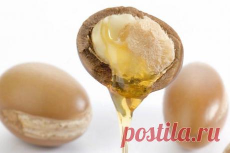 Органические масла: настоящее чудо, которое работает намного эффективнее, чем любые другие косметические кремы! - Журнал для женщин Лучшее открытие! Органические масла представляют собой липидные экстракты, богатые витаминами, минералами и полиненасыщенными жирными кислотами, которые извлекаются из жирных частей растений, известных как триглицериды. Именно этот состав в незаменимых жирных кислотах делает их супер косметическими ингредиентами, превосходными увлажняющими кре...