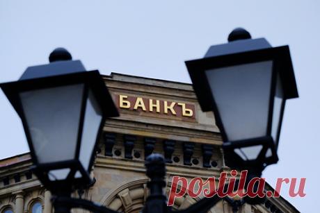 Банки увидели угрозу в идее ЦБ по борьбе с мошенниками. Банки раскритиковали предложенный ЦБ законопроект по борьбе с мошенниками. Ранее ЦБ предложил, чтобы банк получателя платежа стал проверять операции на признаки мошенничества и мог ограничить дистанционный доступ клиента к счету, если в базе ЦБ есть информация о попытках перевода денег без согласия владельца счета.