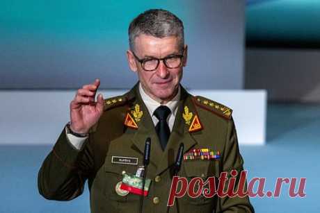 Литва оценила вероятность войны с Россией в ближайшие годы. Вероятность конфликта НАТО и России в течение ближайших двух лет низка в связи с высокой интенсивностью боевых действий на украинском направлении. С такой оценкой выступил командующий армией Литвы Вальдемарас Рупшис. Он отметил, что ситуация может измениться и Литве в любом случае стоит готовиться к конфликту.