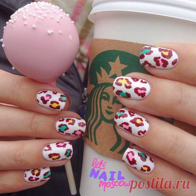 #letsnaileating
еще одно фото с цветным тамагочи-леопардом 💕 пришлось его быстро стереть из-за плохого топа, никогда еще на моих ногтях лак не скалывался на второй день 🙈 любуюсь теперь на фото 💅

#ногти #маникюр #москваманикюр #маникюрмосква #рисункинаногтях #дизайнногтей #россия #москва #китайгород #маросейка #nails #nailart #russia #moscow #letsnailmoscow #nailsoftheday #nailstagram #nailporn #notd #fashionaddictx0 #showmethemani #cheetahnails #cheetahprint #starbucks #старбакс #леопард