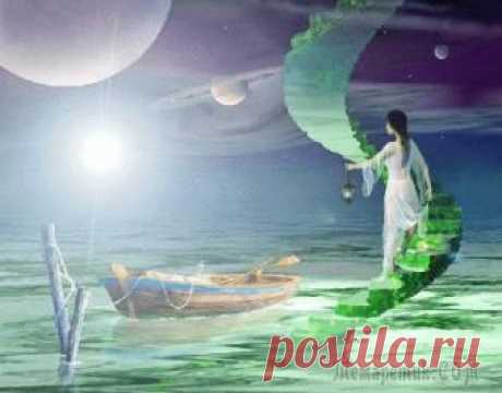 Незримо шествуют года.
Неотвратимо...
Так шутит с пальцами вода
И льётся мимо.

Ночь репетирует закон
Иного мира:
Проснувшись, совершить поклон
Другим кумирам.

Однажды свет завеет мглой.
О, как же быстро
Проходит миг между золой
И первой искрой!

И лишь одно снижает страх
И вязь сомнений:
Мечта узнать в чужих мирах
Родные тени...