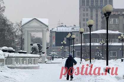 В России мэр призвал посоветоваться с народом насчет установки памятника Сталину. Мэр Новокузнецка Сергей Кузнецов призвал посоветоваться с народом насчет установки памятника Иосифу Сталину. Такое заявление он сделал в программе «Утро с мэром» на YouTube-канале. Россиянин отметил, что память вождя нужно увековечить, поскольку Новокузнецк раньше назывался Сталинском.