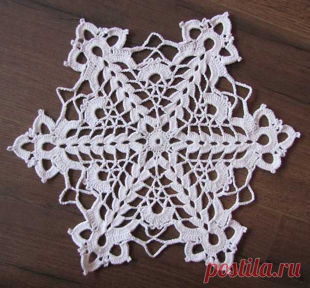 Ravelry: Project Gallery for Cut-Glass Snowflake Doily pattern by JudyK
