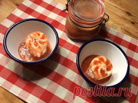 Prosecco-Erdbeerpüree Sous Vide - für magische Süßspeisen & Cocktails! Einfach zauberhaft! Das Prosecco-Erdbeerpüree Sous Vide könnt ihr mit nur wenigen Handgriffen herstellen und anschließend als Topping für viele verschiedene Süßspeisen oder als Zugabe im Sekt oder in Cocktails verwenden.