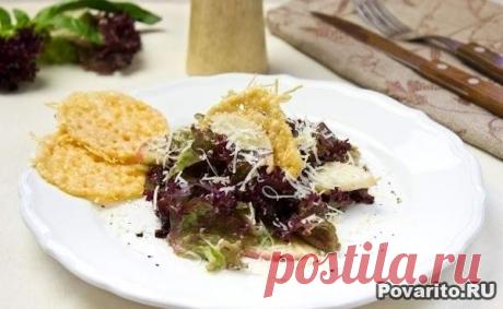 Лёгкий салат с яблоком и сырными сеточками