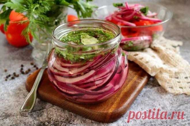 Как замариновать лук - 12 быстрых и вкусных рецептов маринованного лука Маринованный лук пригодится буквально везде – как закуска, ингредиент для салатов или дополнение к любым другим блюдам. Конечно, всегда можно просто ошпарить его кипятком, чтобы избавиться от горечи, но мы нашли гораздо более интересные рецепты!