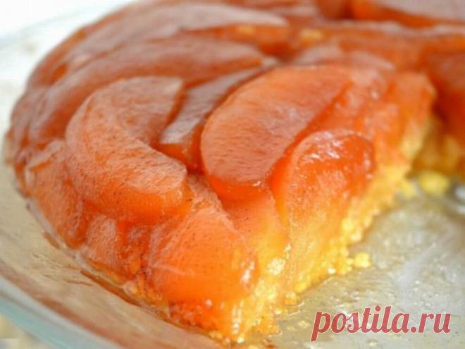 ПЕРЕВЕРНУТЫЙ ЯБЛОЧНЫЙ ПИРОГ Тесто: мука — 200г масло сливочное — 100г вода холодная — 4-5 ст. ложек соль — щепотка Начинка: масло сливочное — 75 г сахар — 120г яблоки — 1 кг Мне нравится отсутствие сахара в тесте, иначе торт становится приторно сладким. Ведь карамелизированные яблоки будут очень сладкими и несладкое тесто как раз компенсирует эту сладость …