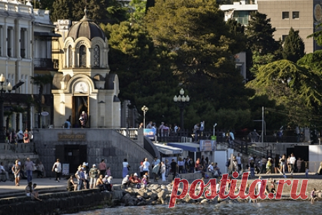 Отдохнувшие в Ялте россияне пожаловались на грязь и такси по цене самолета. Россияне отдохнули в Ялте и рассказали о высоких ценах, грязной воде в море и «ужасном» стиле вождения местных жителей. Так, туристов возмутило такси по цене билетов на самолет — за перелет туда-обратно они отдали 2,9 тысячи рублей за одного человека, в то время как за поездку на такси от аэропорта — 1,1 тысячи.