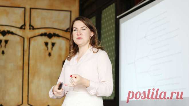 Мы часто говорим о любви к себе, но мало понимаем, что в действительности означает это выражение. По-настоящему любящий себя человек не будет мотивировать словами: «Соберись, тряпка!». Он не работает до изнеможения и не боится остаться наедине с собой. Об этом Катерина Ленгольд, автор космических ежедневников, книги «Просто космос» и настольной игры про цели и жизненный баланс, говорила на встрече в Москве. Вот часть рассказа Катерины о принятии себя настоящего.