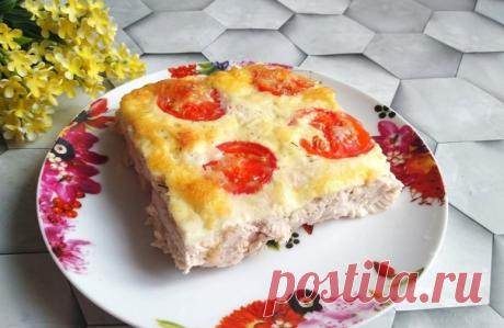 Запись на стене Сочное, нежное и ароматное блюдо из куриной грудкиИнгредиенты:куриное филе (грудки) - 600 г, яйца-3-4 шт., твердый сыр-100 г, сметана-8 ст. л., соль, перец, сухие итальянские травы-по вкусу, чеснок-2 зубчика, помидор-1 шт. среднего размера, растительное маслоСпособ приготовления: Куриное филе промыть, обсушить при помощи бумажного полотенца, нарезать на маленькие кусочки. В глубокой тарелке соединить я...