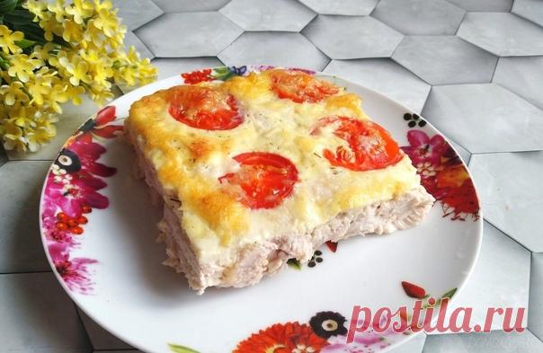 Запись на стене Сочное, нежное и ароматное блюдо из куриной грудкиИнгредиенты:куриное филе (грудки) - 600 г, яйца-3-4 шт., твердый сыр-100 г, сметана-8 ст. л., соль, перец, сухие итальянские травы-по вкусу, чеснок-2 зубчика, помидор-1 шт. среднего размера, растительное маслоСпособ приготовления: Куриное филе промыть, обсушить при помощи бумажного полотенца, нарезать на маленькие кусочки. В глубокой тарелке соединить я...