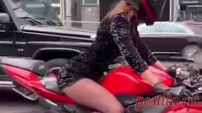 Девушки на мотоциклах. Смотреть до конца!