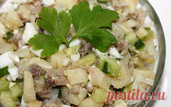 САЛАТ С КОПЧЕНОЙ СКУМБРИЕЙ