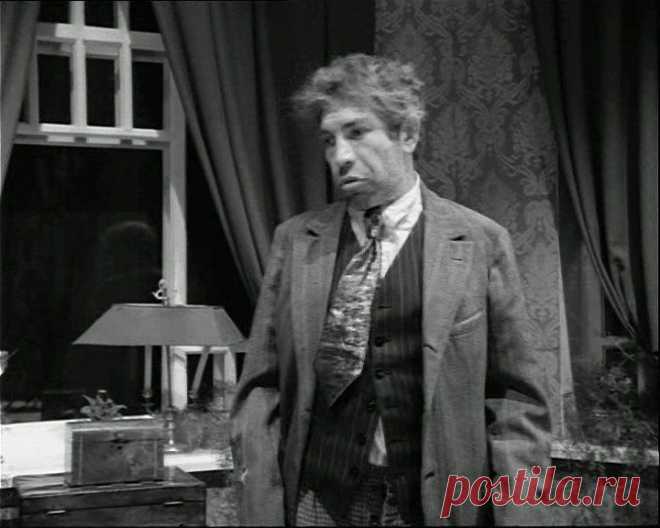 Собачье сердце» — повесть Михаила Афанасьевича Булгакова.  Выдающийся хирург профессор Филипп Филиппович Преображенский достиг замечательных результатов в омоложении. Продолжая свои исследования, он задумал небывалый эксперимент — операцию по пересадке собаке человеческих гипофиза и семенников. В качестве подопытного животного оказался бездомный пёс Шарик.