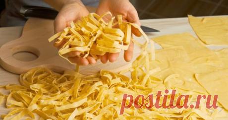 Домашняя лапша: мастер-класс Домашняя лапша ‒ вкусный натуральный продукт, который можно употреблять в пищу в качестве гарнира или в составе других блюд, например супов. Как же приготовить лапшу в домашних условиях?