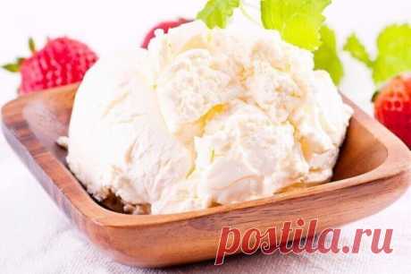 Замечательный сыр "Филадельфия"
Продукты:
- 1 л молока
- 0,5 л кефира
- яйцо
- 1 ч. ложка соли
- лимонная кислота (на кончике ножа)
Приготовление:
1. Молоко выливаем в кастрюлю и ставим на плиту, на средний огонь и, постоянно помешивая, добавляем соль. Доводим до кипения.
2. Сразу после закипания добавляем кефир и перемешиваем, пока масса не свернется.
3. Эту массу откидываем на марлю, затем подвешиваем на марле над раковиной на 15 минут и даем стечь сыворотке.
4. Яйцо и немного лимонной кис