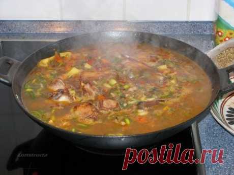 Лагман
Состав
600 гр мяса
200 гр рёбрышек
1 морковь
200 гр картофеля
1 луковица
1 лук-порей
пучок зелёного лука
2 помидоры
2 болгарских перца
2 головки чеснока
бульон
кориандер
райхон(базилик)
зелень (укроп)