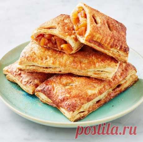 👌 Бесподобные пирожки с яблоками из готового слоёного теста, рецепты с фото Вкусный рецепт Бесподобные пирожки с яблоками из готового слоёного теста, пошаговый, с фото и отзывами 👍 Блюда из яблок, Выпечка из слоеного теста, Пирожки с яблоками, Пирожки из слоеного теста