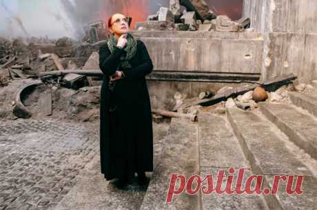 Поколение победителей. Люди каких профессий становятся добровольцами?. Каждый раз, доставляя грузы в зону СВО и возвращаясь в Москву, Елена Конева уже думает о том, что она повезёт бойцам в следующий раз.