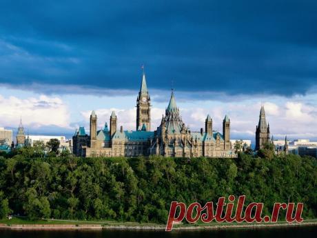 Канада На юге Канады расположилось одно из самых удивительных мест мира — озеро Луиз. Место, манящее величием скалистых гор и изысканностью хвойных лесов. Потрясающий голубой цвет воды с зеленым оттенком позволил назвать озеро Изумрудным. Но вскоре его название сменили на Луиз. Невероятно красивое ледниковое озеро Канады было названо в честь канадской принцессы Луизы Каролины Альберты.