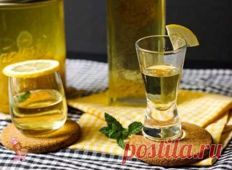 Много рецептов домашнего ликёра *Лимончелло* (Limoncello) и * Кремончелло *
Этот напиток был придуман под теплым итальянским солнцем на острове Капри.Рецептов Лимончелло есть несколько,а готовить его в домашних условиях очень просто и быстро.Перед тем как приготовить Лимончелло нужно очень хорошо вымыть лимоны. Так как большинство цитрусовых покрывают воском, чтобы они дольше сохраняли свежесть, его нужно удалить при помощи горячей воды. Опустите лимоны в миску или дуршлаг...