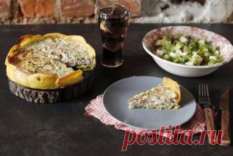 КАРТОФЕЛЬНЫЙ ПИРОГ С СЫРОМ
Готовим вкусно с нами:)

Все привыкли к тому, что любые пироги делаются на основе теста, и совсем забыли, что вместо теста можно использовать и другие продукты. Самый известный заменитель — это картофель.Такая основа сделает пирог необычным и вкусным. 

Количество порций: 6 шт.
Калорийность на 100 г: 168 ккал.

Ингредиенты: 

Крупный картофель — 3 шт. (примерно 600 г) 
Оливковое масло — 2–2,5 ст. л.
Куриные сосиски (в искусственной оболочке) — 20...