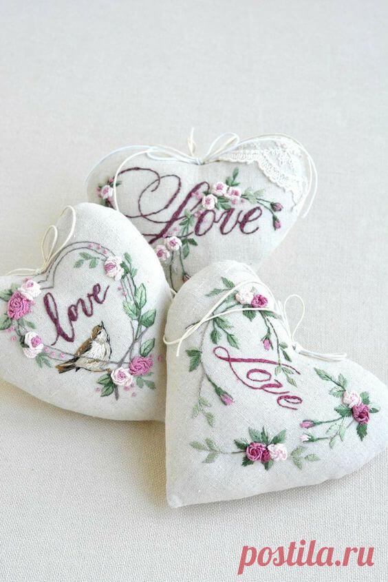 Текстильные сердечки с вышивкой: 33 идеи на день Влюбленных