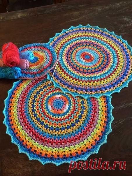 Вяжем крючком такие простые, но милые и яркие салфетки-мандалы