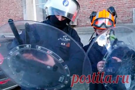 В Бельгии полиция научит школьников разгонять митинги. Полиция Бельгии организовала курс стажировок, в котором научит школьников разгонять несанкционированные митинги. Для тренировки школьникам выдают обмундирование, щиты и дубинки. Ожидается, что такая инициатива пробудит у старшеклассников интерес к службе в правоохранительных органах.