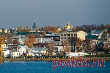 Россиянам назвали главные достопримечательности Костромы. Кострома — древний город, входящий в состав маршрута «Золотое кольцо». Здесь можно полюбоваться не только волжскими пейзажами, но и неповторимой архитектурой XIX века и веерной застройкой. Главными достопримечательностями Костромы являются Ипатьевский монастырь, купеческая застройка и Пожарная каланча.