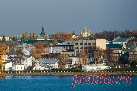 Россиянам назвали главные достопримечательности Костромы. Кострома — древний город, входящий в состав маршрута «Золотое кольцо». Здесь можно полюбоваться не только волжскими пейзажами, но и неповторимой архитектурой XIX века и веерной застройкой. Главными достопримечательностями Костромы являются Ипатьевский монастырь, купеческая застройка и Пожарная каланча.