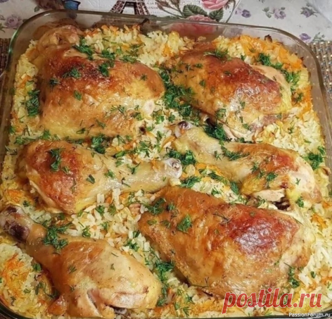 Курица с рисом ИНГРЕДИЕНТЫ:куриные окорочка - 1 килограммлук-2 штукиморковь -1 штукарис-300 граммводасметана -1 столовая ложкасоль, перец, специи для курицыПРИГОТОВЛЕНИЕ:1. Маринуем курочку в сметане соли и специях.2. Нарезаем лук и натираем морковь на тёрке.3. Рис хорошо промываем.4. В форму для...