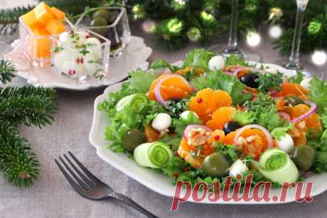Лёгкий салат с мандаринами, оливками и сыром: рецепт - Лайфхакер Попробуйте этот оригинальный салат с мандаринами. Необыкновенное сочетание спелых фруктов с моцареллой, оливками, прошутто, луком и лимонной заправкой.