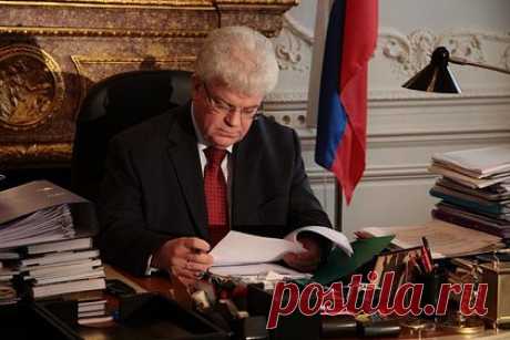 Постпред России при ЕС заявил о скорой отставке. Постоянный представитель России при Евросоюзе Владимир Чижов заявил, что срок его командировки подошел к концу, в ближайшее время он покинет Брюссель. Имя своего преемника дипломат называть не стал. «Мне уже неуютно выступать в качестве живого монумента стратегическому партнерству России и ЕС», — признался Чижов.
