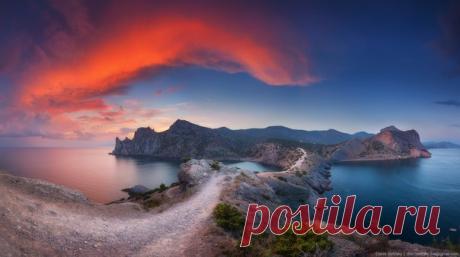 Закат на мысе Капчик, около посёлка Новый Свет. Автор фото: Денис Белицкий.