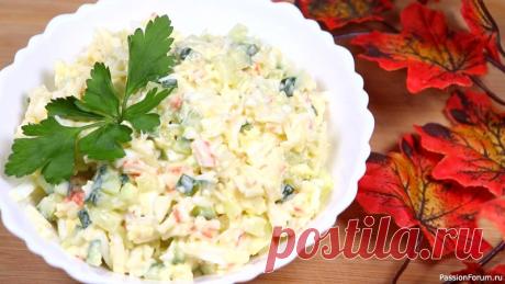 Салат "Русалочка", простой и вкусный Ингредиенты: Крабовые палочки &mdash; 100 гр. Яйца вареные &mdash; 3 шт. Огурец &mdash; 1 шт. Сырок плавленный &mdash; 90 гр.Чеснок &mdash; 1 зубчик Соль МайонезПРИГОТОВЛЕНИЕ:ПРИЯТНОГО АППЕТИТА!