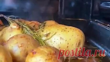 Молодой картофель с мясом в духовке