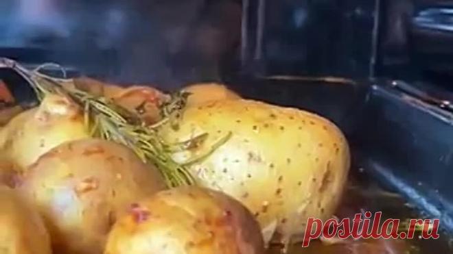 Молодой картофель с мясом в духовке