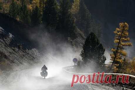 Друзья сорвавшегося со скалы мотоциклиста назвали его смерть случайностью. В Абрау-Дюрсо погиб сорвавшийся со скалы мотоциклист. На записи, сделанной напарником мотоциклиста, видно, что он не удержался на узкой тропе, пытаясь начать движение на питбайке. Друг погибшего сообщил, что мотоциклист не увидел, что край обрыва слишком близко к нему. Из-за этого мотоциклист и оступился.